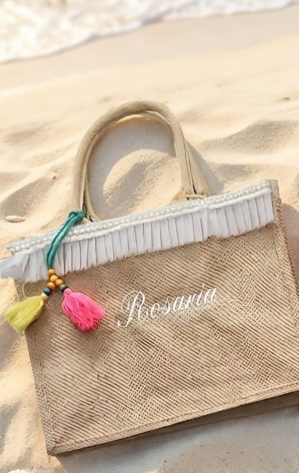 Borsa con nappa ricamata personalizzabile in jute con frange rosa e bianche e dettagli in perle