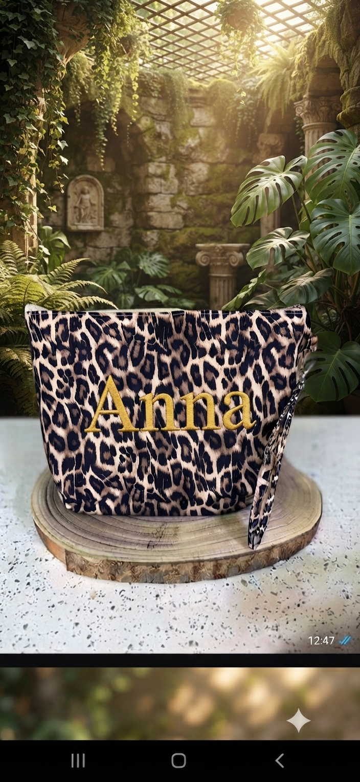 Motivo Leopardo e Nome Anna in Oro per un Look Unico e Stiloso